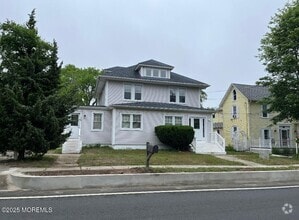 Building Photo - 724 W Bay Ave