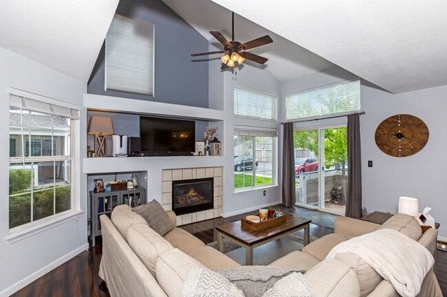 Building Photo - Great Townhome looking for Great Tenants!
