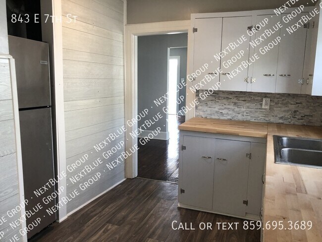 Building Photo - 843 E 7th St