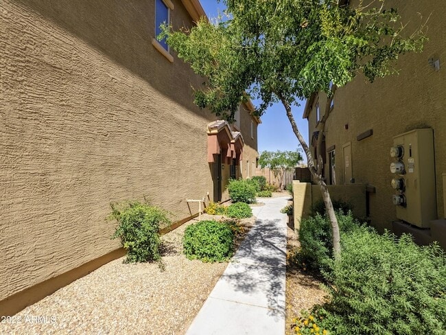 Building Photo - 2150 W Alameda Rd