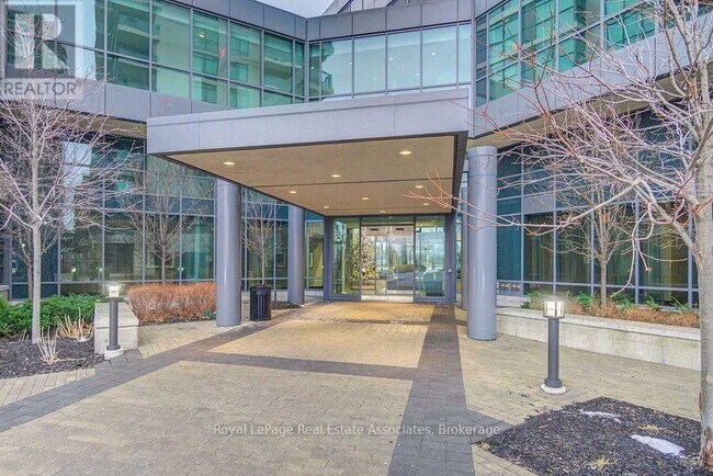 Photo du bâtiment - 205 Sherway Gardens Rd