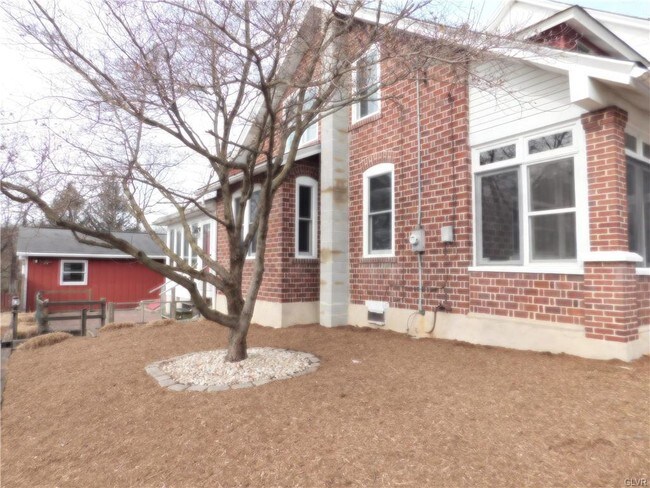 Building Photo - 213 Diamond St