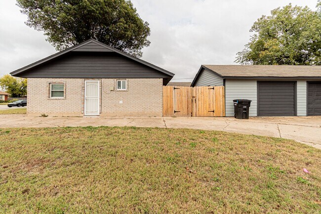 Building Photo - 4?Bed | 2?Bath | 1?Garage + 4 Driveway Spots | 1,650sq?ft – Moore School District - Half off on t...