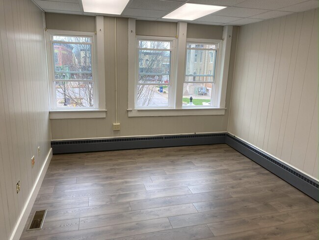 Building Photo - 520 Main St