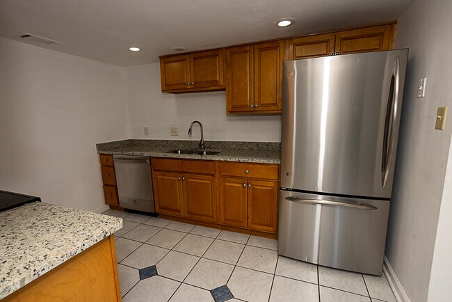 Building Photo - 3355 Lakecrest Rd