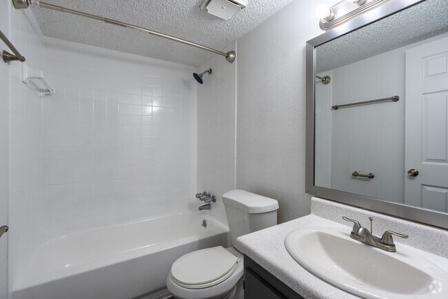 Clubhouse - Oakview Landing Apartments