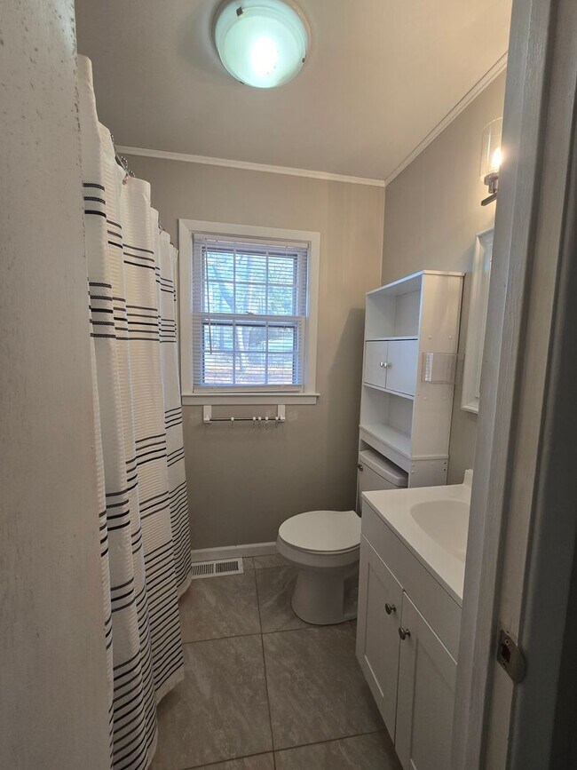 Building Photo - New Listing!!