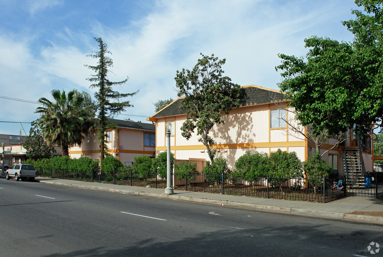 Primary Photo - Los Pinos