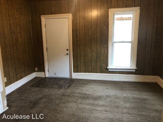 Building Photo - 307 N Elm St