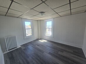 Building Photo - 450 Maple St
