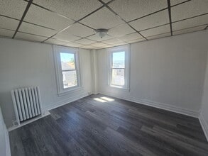 Building Photo - 450 Maple St