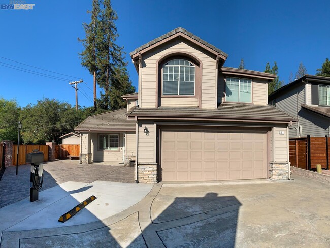 Building Photo - 8 Olde Creek Pl