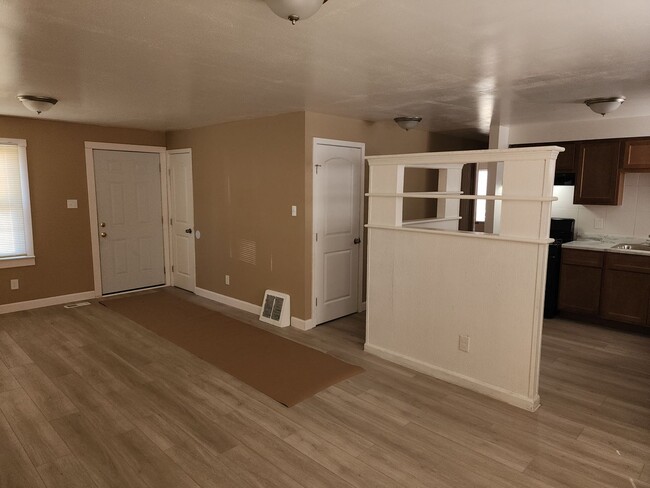 Building Photo - Freshly Updated 3 Bedroom One Bath House i...