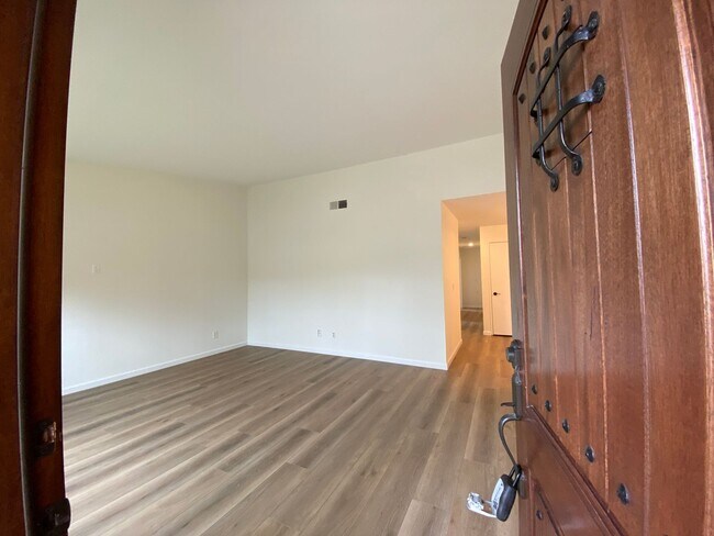 Foto del edificio - Spacious 4 Bedroom 2 Bath in Desirable Oceanside!