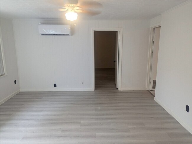 Building Photo - 1112 Ave M 1/2