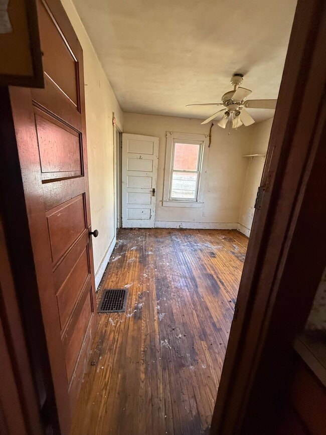 Foto del edificio - 1236 E Clay St