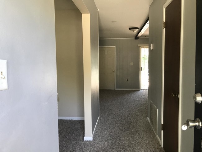 Building Photo - 614 Mountain Dr