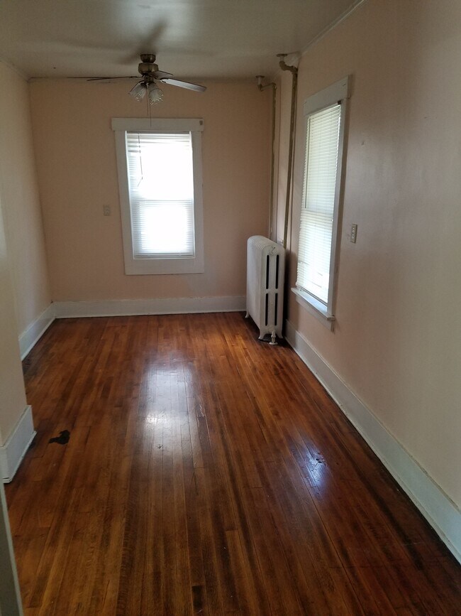 Dormitorio - 919 W 3rd St