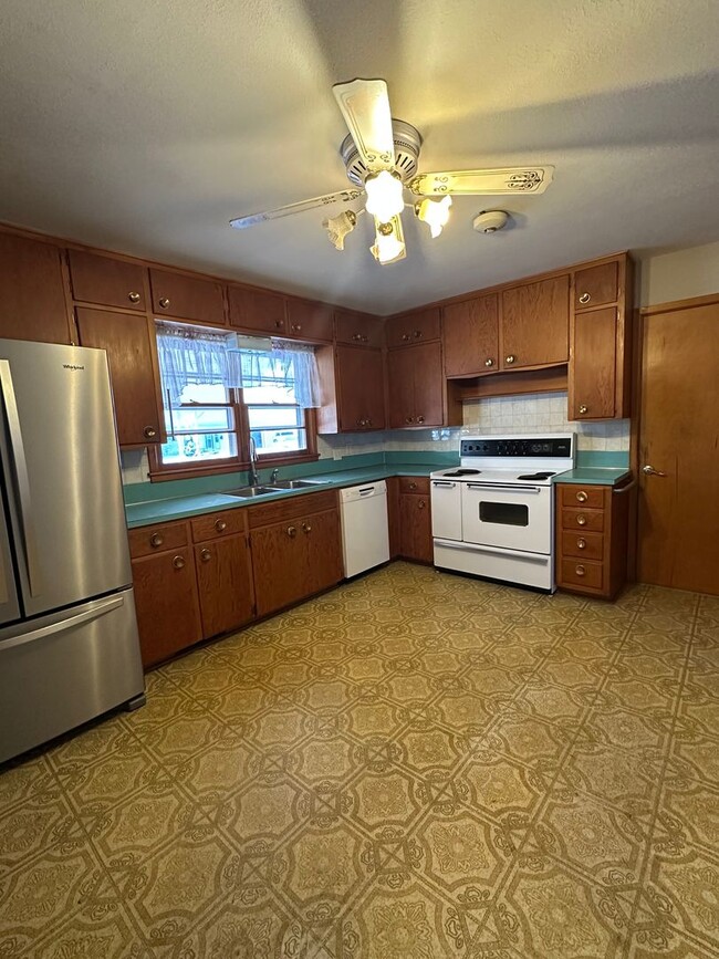 Building Photo - Spacious Northwest 3 Bedroom Home