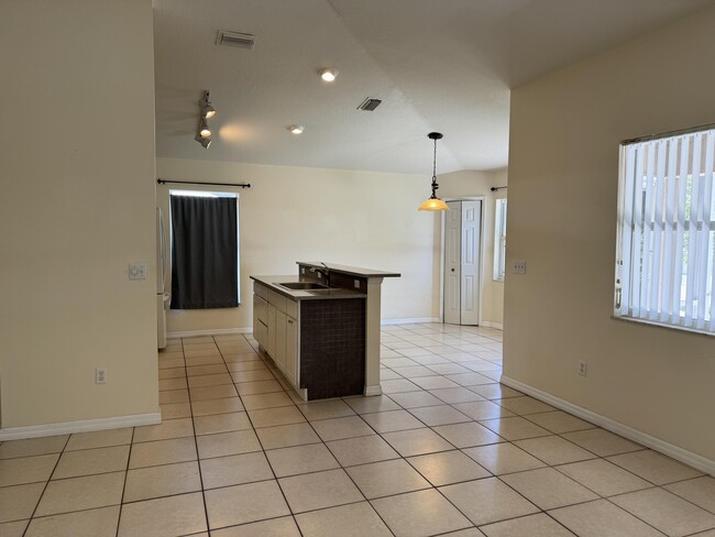 Foto del edificio - 1489 Whitmore St