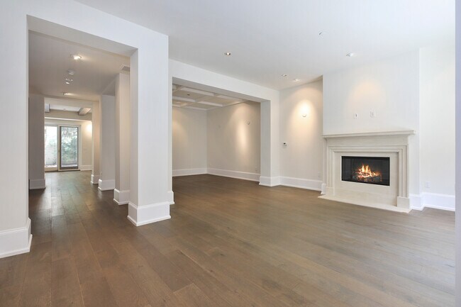 Building Photo - 823 S Bundy Dr