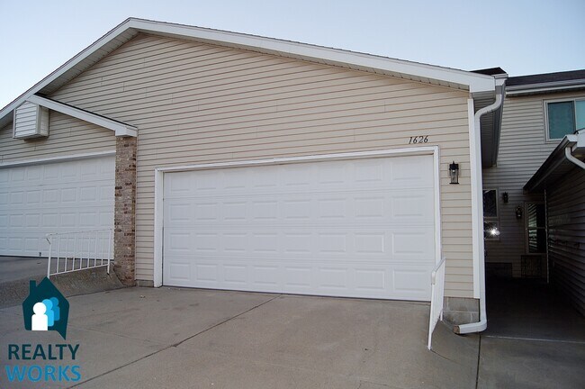 Building Photo - Well Maintained Townhome!