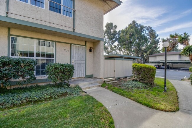 Building Photo - *** LIGHT & BRIGHT 3 BEDROOM 1.5 BATH HOME...