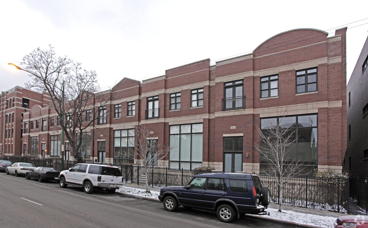 Primary Photo - 2659 N Ashland Ave