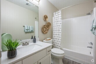 2BR, 2BA - 1,143SF - Second Bathroom - Mesa Del Oso