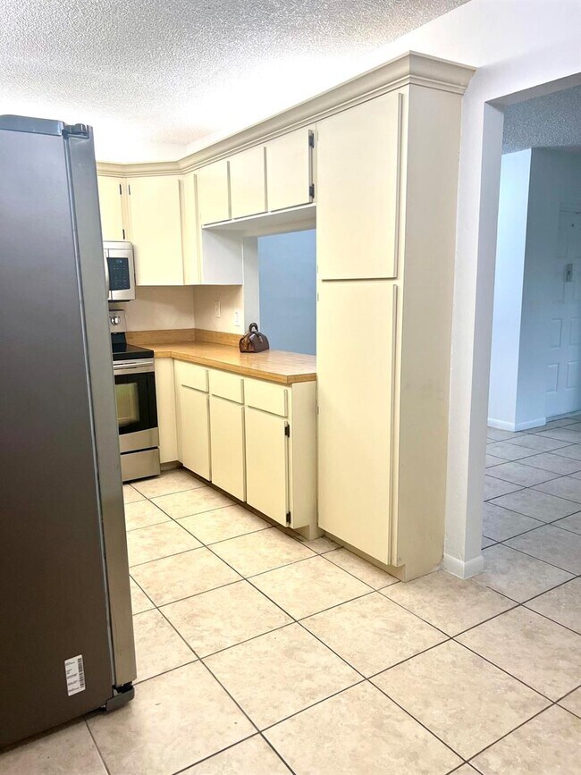 Foto del edificio - 714 Sunny Pine Way