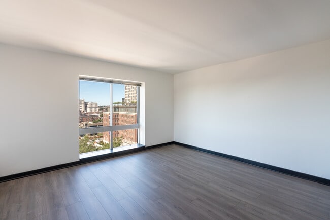 Interior Photo - MODA