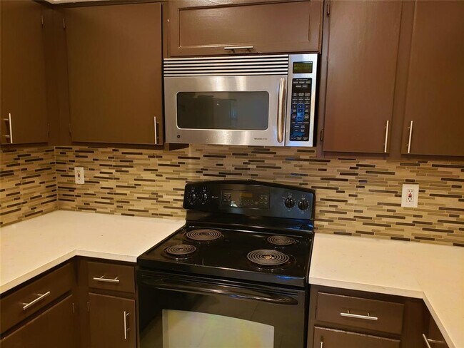 Foto del edificio - 916 Hilltop Dr