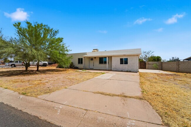 Foto del edificio - Discover this beautifully renovated 3-bedroom, 2-bath home in Mesa, AZ!