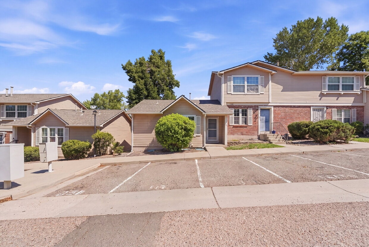 $1,195.95 1 bed, 1 bathroom, located in Aurora with a washer and dryer. - $1,295.95 1 bed, 1 bathroom, located in Aurora with a washer and dryer.
