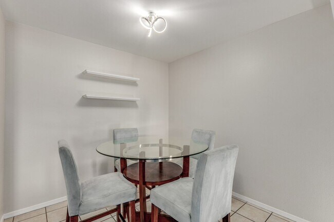 Building Photo - BEAUTIFUL AND SPACIOUS 1ST FLOOR MESA CONDO!