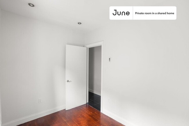 Building Photo - Private bedroom in 3 bed/2 bath Home
