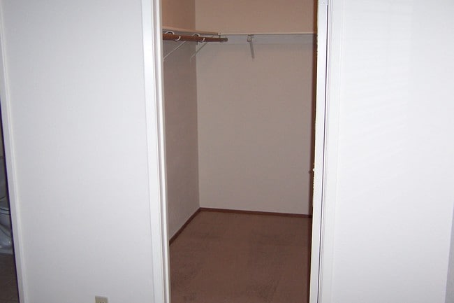 Vestidor - Pacific Heights Townhouse Apartments