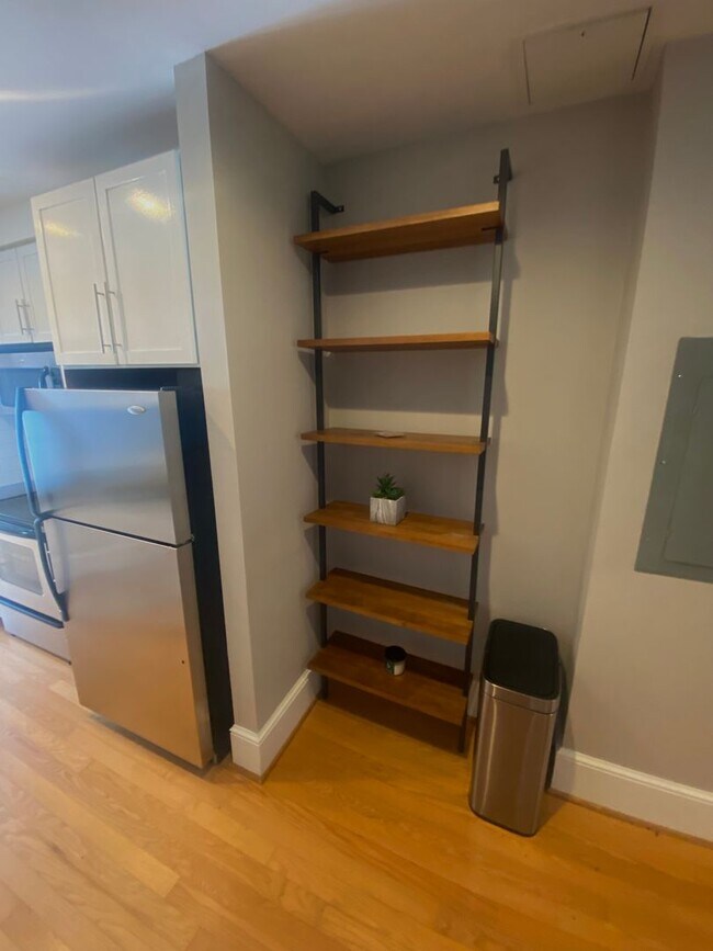 Building Photo - Open And Updated One Bedroom Apartment At ...