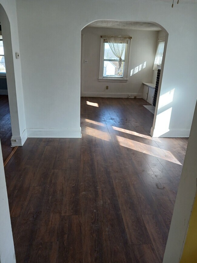 Building Photo - 582 Plum Ave