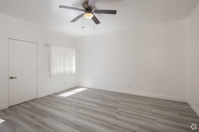 Estudio - 500 pies cuadrados - Sala de estar - 1935 Myrtle Ave.