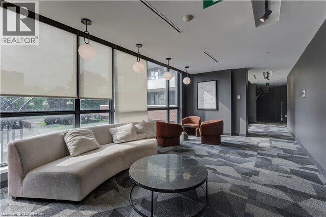 Photo du bâtiment - 5 Wellington St S