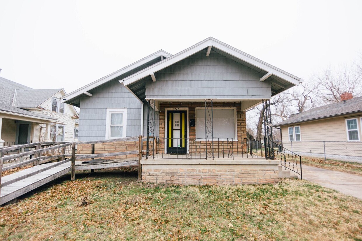Foto principal - 1240 N Cleveland