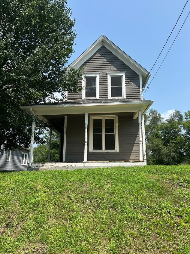 Primary Photo - 3 Bedroom 1 Bath House in Davenport