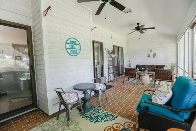Building Photo - Lovely low maintenance Winster Fax condo o...