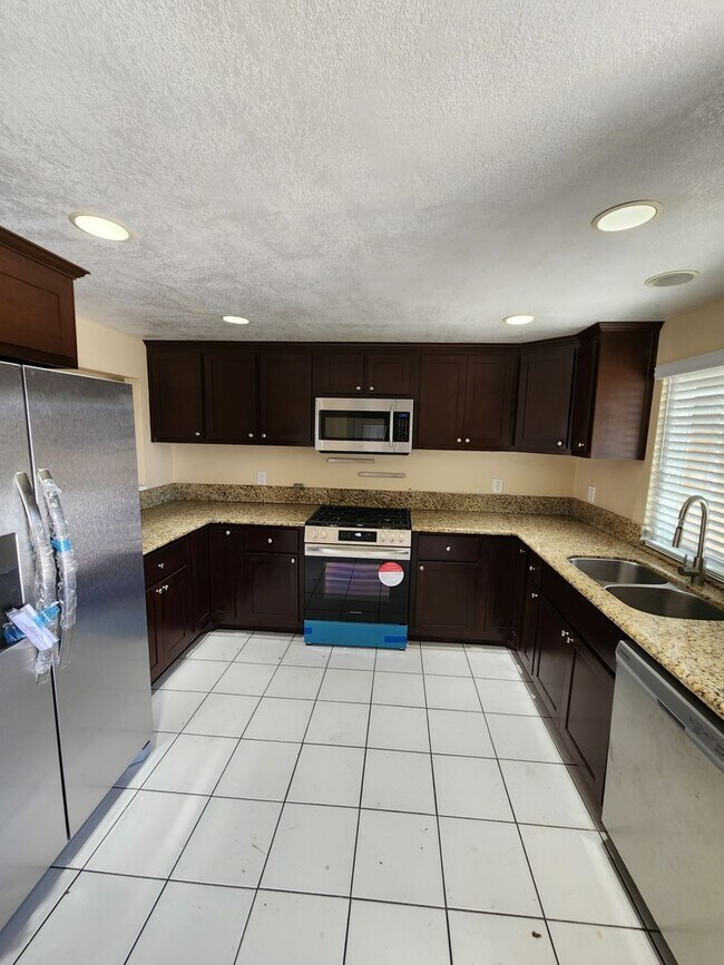 Foto del edificio - Spacious 3 Bedroom Lakeside Home