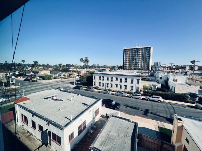 Building Photo - Recently Price Reduced Move in Ready-Large...