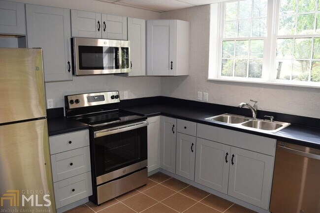 Building Photo - 145 Pine Glade Trce