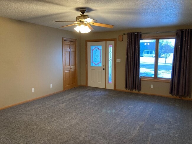 Building Photo - 2 Bed 2 Bath Twinhome with double attached garage SORRY NO PETS!!