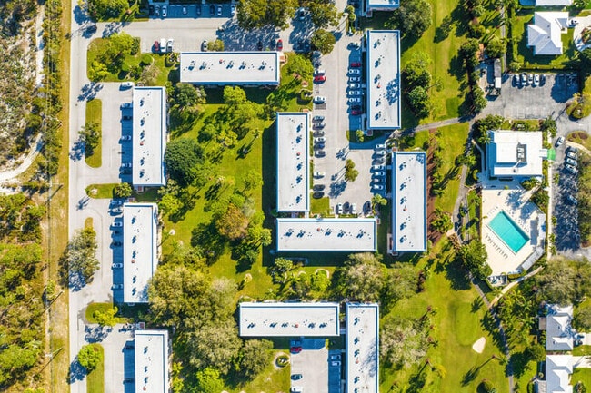 Building Photo - 18081 SE Country Club Dr