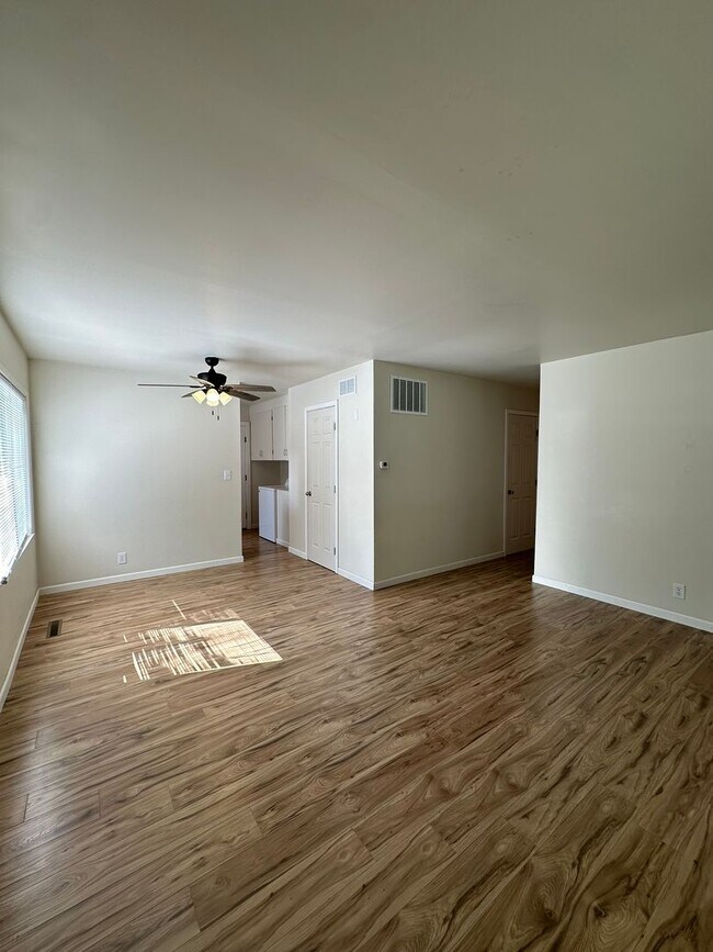 Foto del edificio - Charming 2 Bed/1 Bath, a must see, Call Now!